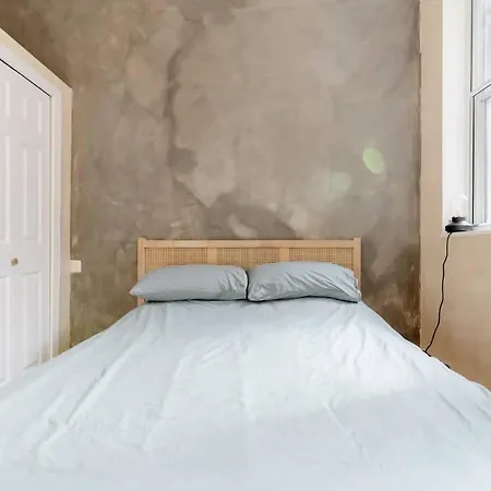 One Bedroom Flat In Corn Street *