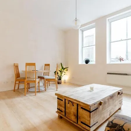 One Bedroom Flat In Corn Street Apartment